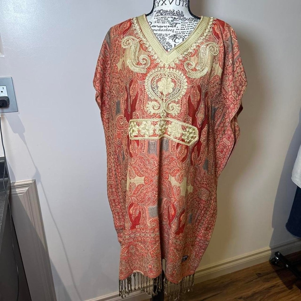 Cashmere Red and beige paisley print kaftan with fringe